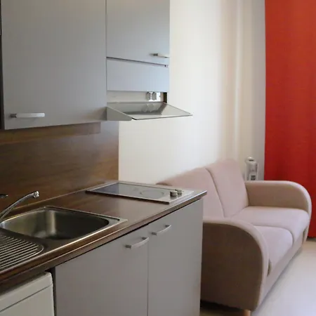 Oravi Apartments מלון 3*